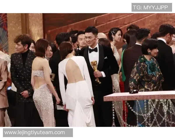 老队友重聚温情时刻哈兰德与南野拓实亲切拥抱寒暄